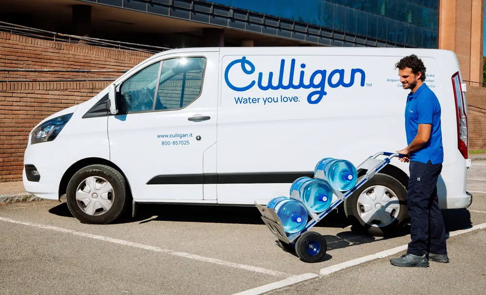 Técnico a entregar garrafões de água, através do serviço de entrega de água da Culligan