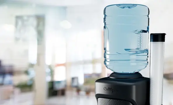 Dispensador de água de garrafão CB Core, num escritório