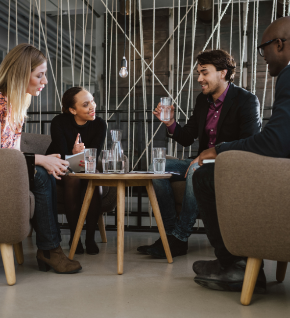 Grupo de trabalho em reunião, a beber água filtrada
